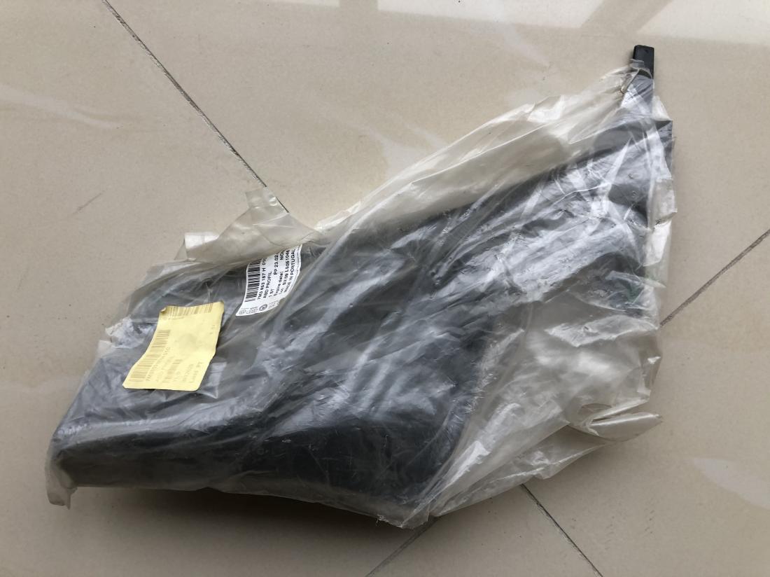 Купити Пластик под лобовое стекло до Tesla | 7M3853187H01C