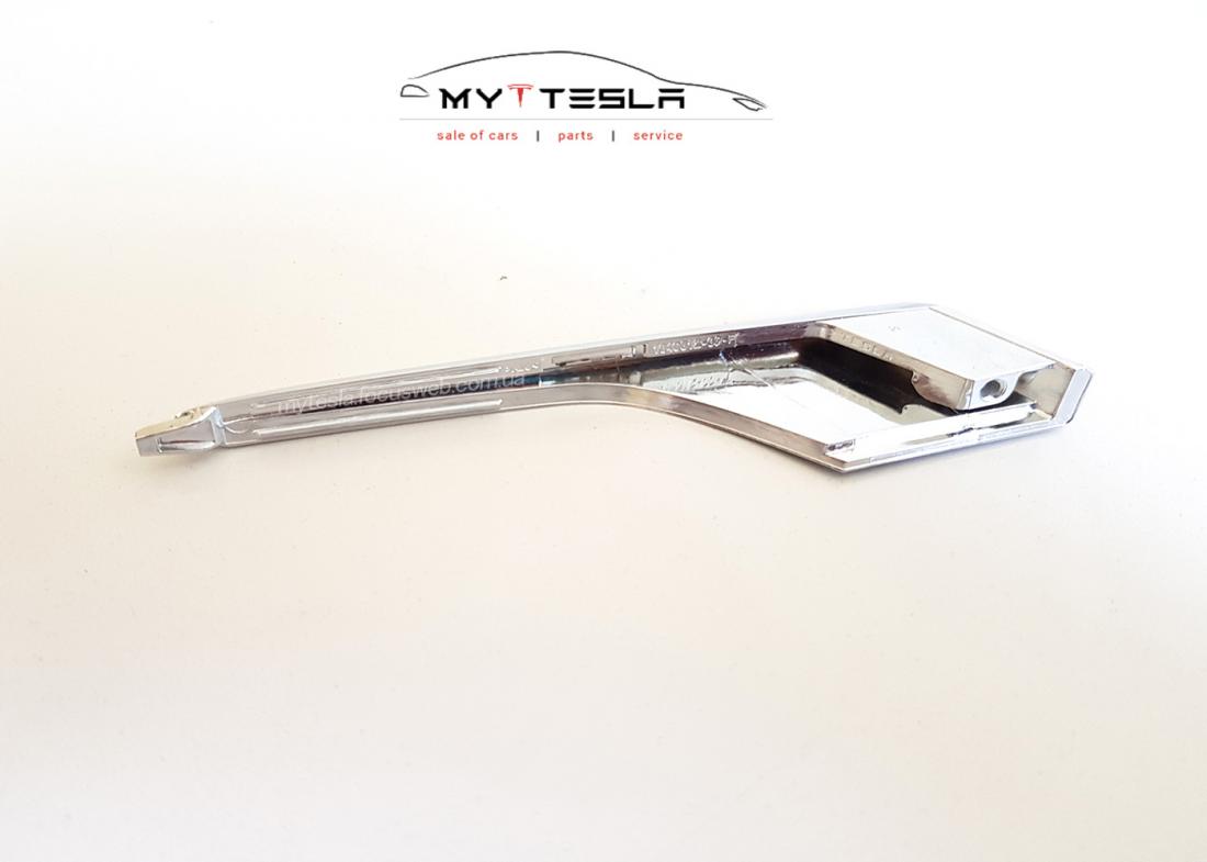 Купити Накладка люверса LWR RH (CHROME) до Tesla | 1049612-00-F