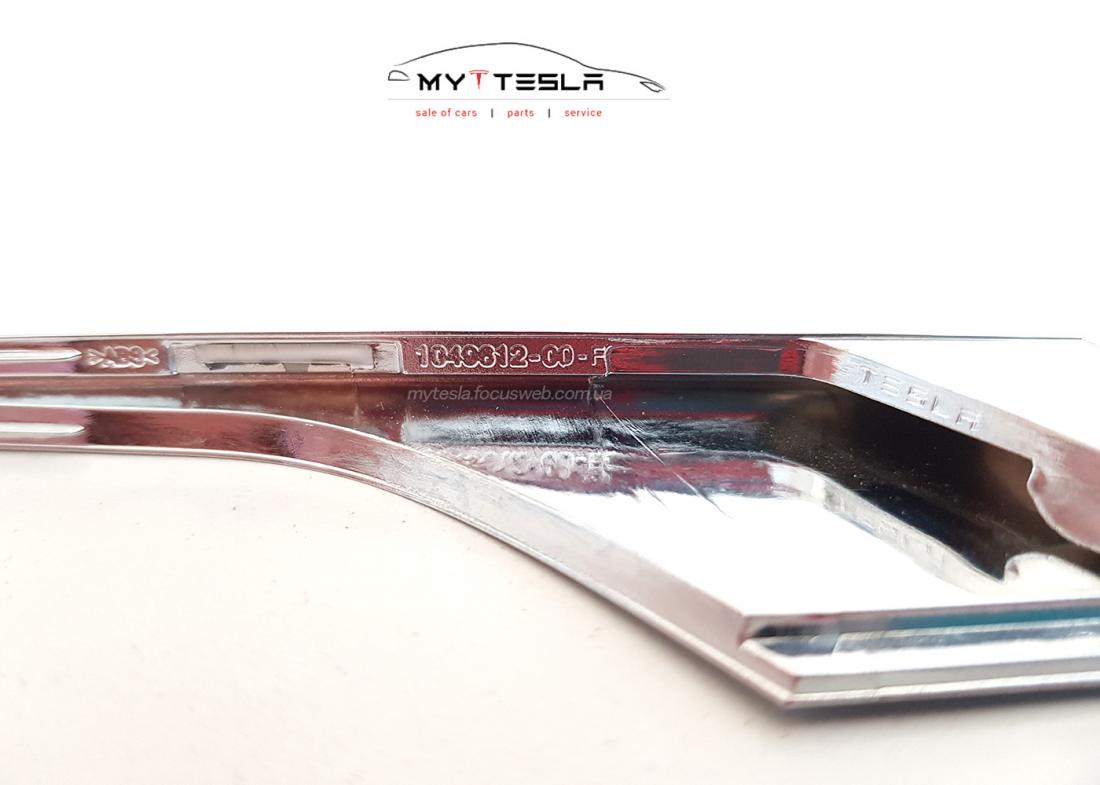 Купити Накладка люверса LWR RH (CHROME) до Tesla | 1049612-00-F